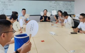 平安产险诸暨支公司：执扇绘清风 七夕遇美好